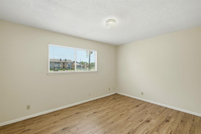 Building Photo - 2319 Greenfield Pkwy