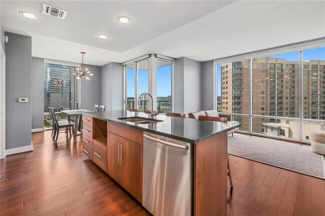 Building Photo - 300 Bowie St