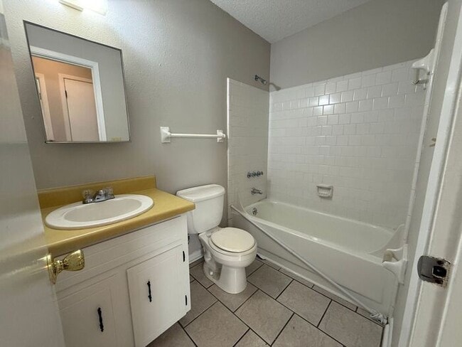 Building Photo - Northeast Pensacola - Harbour Square - 2 bedroom, 1 bathroom