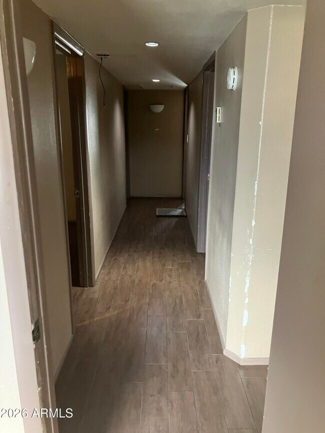 Building Photo - 7613 W Devonshire Ave