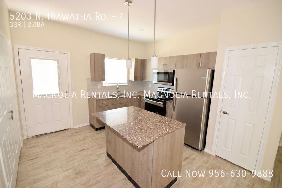Building Photo - 5203 N Hiawatha Dr