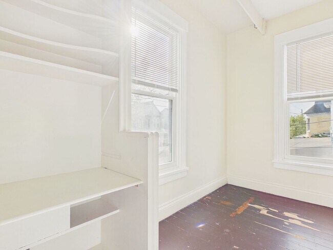 Building Photo - 221 N Spring St