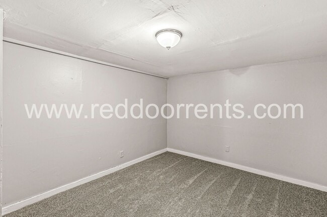 Building Photo - Affordable Comfort & Style Near Downtown I...