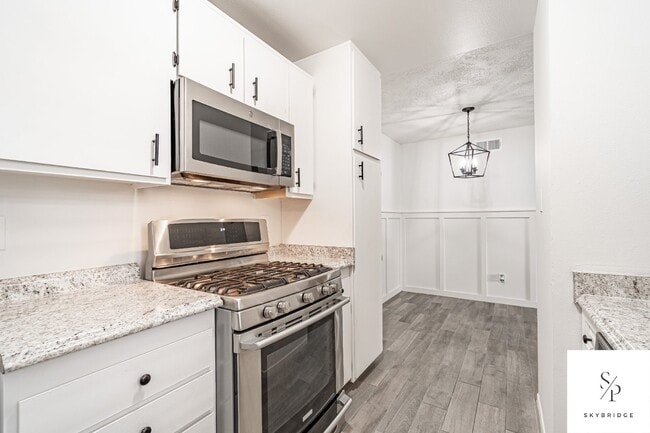 Building Photo - "Chic Urban Living: Spacious 2-Bed, 2-Bath Townhouse with Gleaming Hardwood Floors in Rancho Cuca...