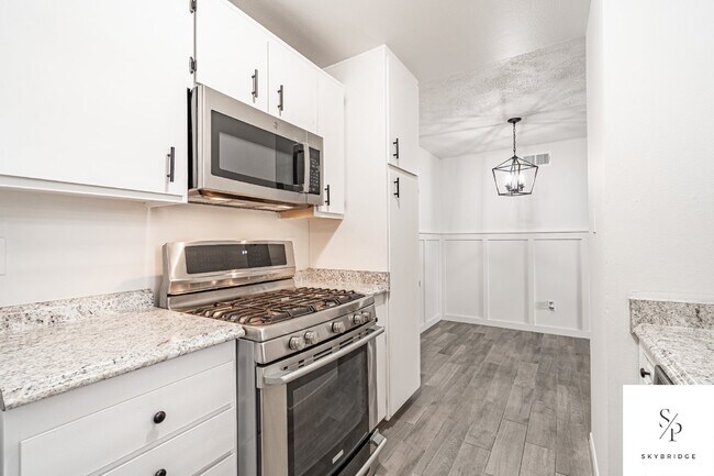 Building Photo - Modern and Cozy Rancho Cucamonga Townhouse with Hardwood Floors!