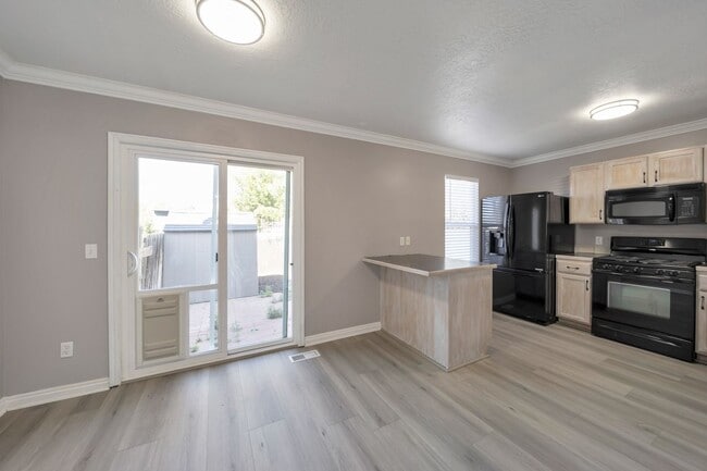 Building Photo - Modern 3 Bed, 3 Bath Home with Central Air...