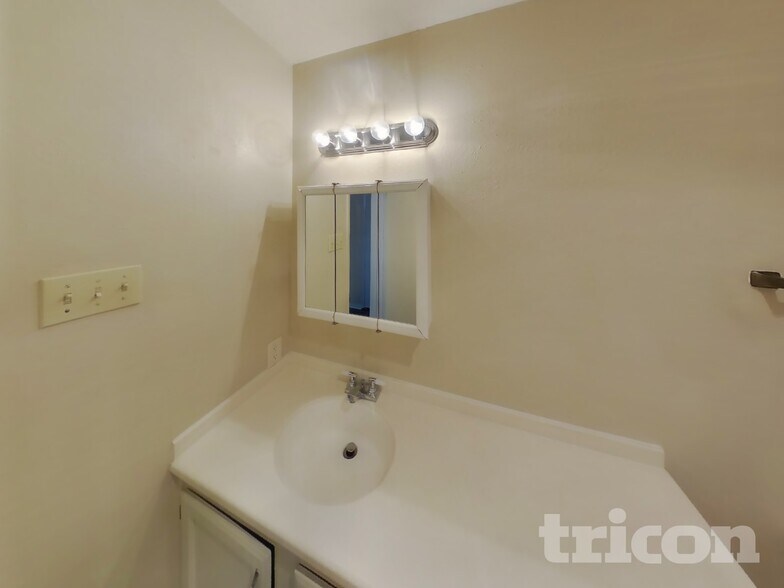 Building Photo - 345 Ivy Way