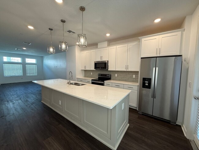 Building Photo - Luxury 3 story townhouse in the heart of L...