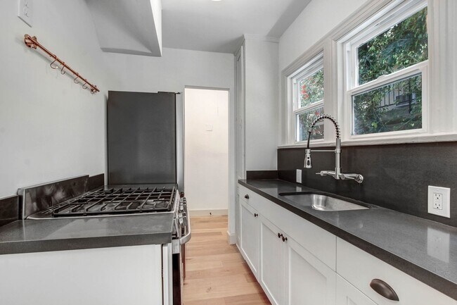 Building Photo - Beautiful 1 Bed / 1 Bath Apartment in the ...