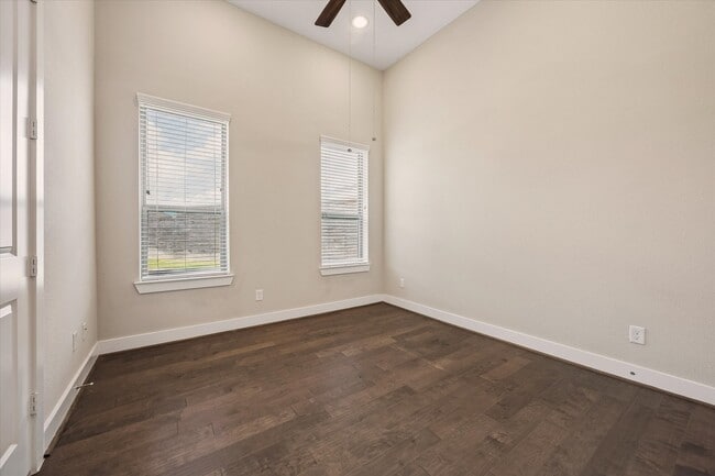 Building Photo - 5912 E Post Oak Ln