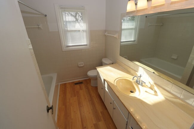 Building Photo - Beautiful Home on Cul-de-Sac with Large Fenced in Backyard