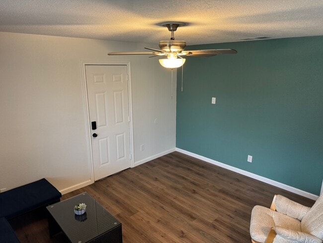 Building Photo - 1123 Disraeli Cir