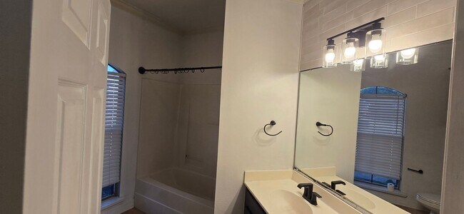 Building Photo - 1004 Creole Dr