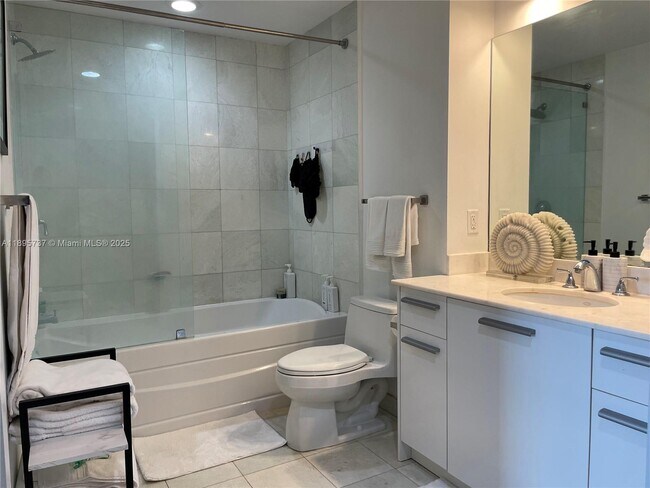 Building Photo - 1060 Brickell Ave