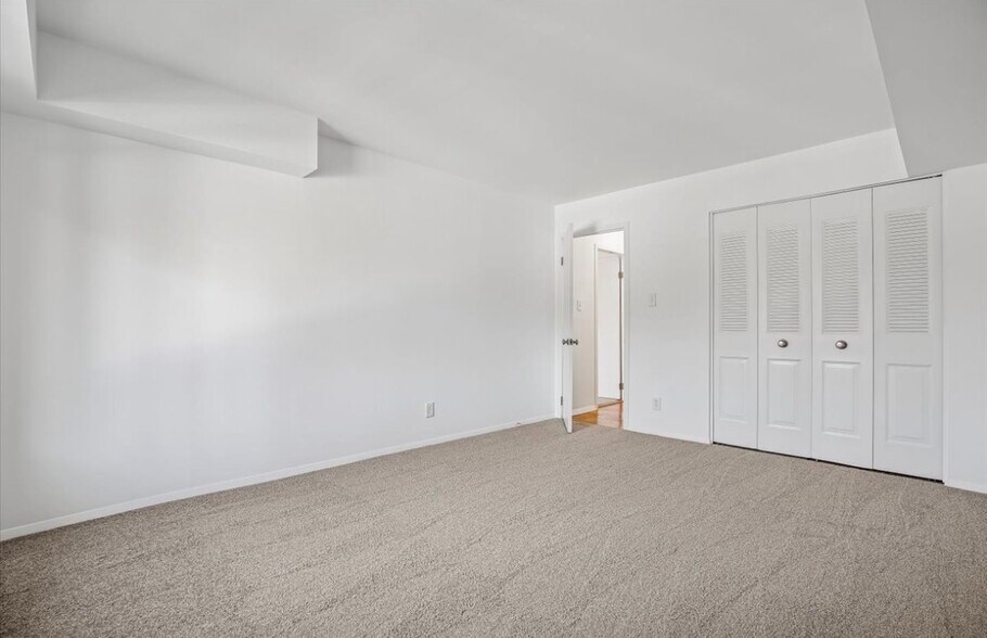 Building Photo - 11423 Commonwealth Dr