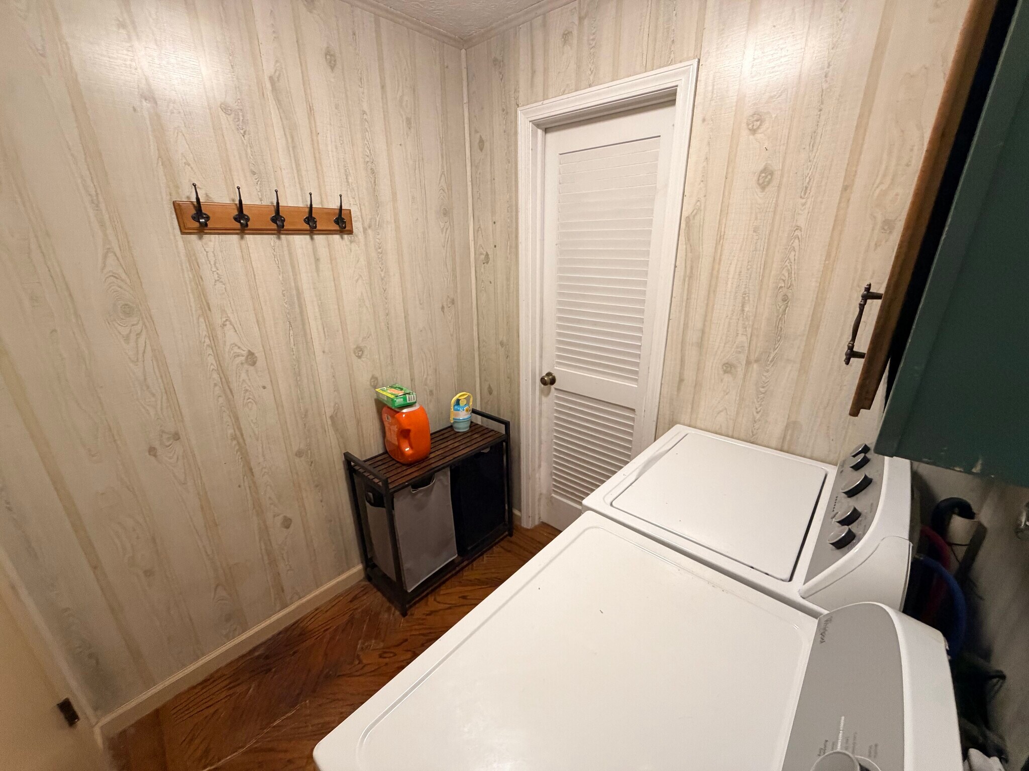 Building Photo - 548 Queenswood Dr