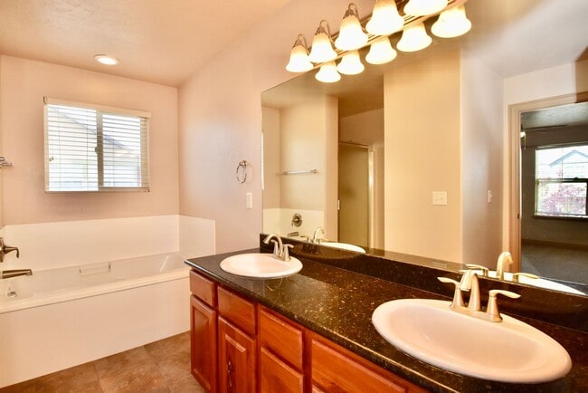 Building Photo - 3 Bed 2.5 Bath Home in HOA Community with Great Amenities!