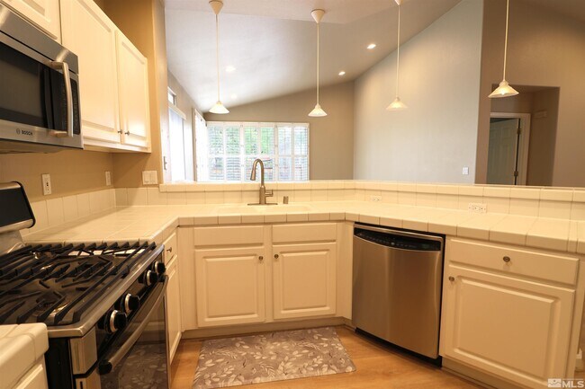 Building Photo - 690 Caughlin Glen