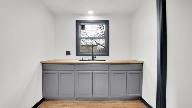 Building Photo - Updated 3 Bedroom Rental $1100/Month