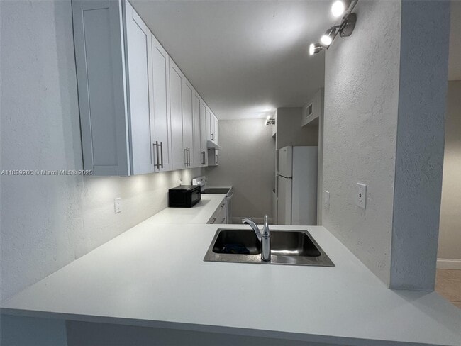 Building Photo - 2624 Riverside Dr