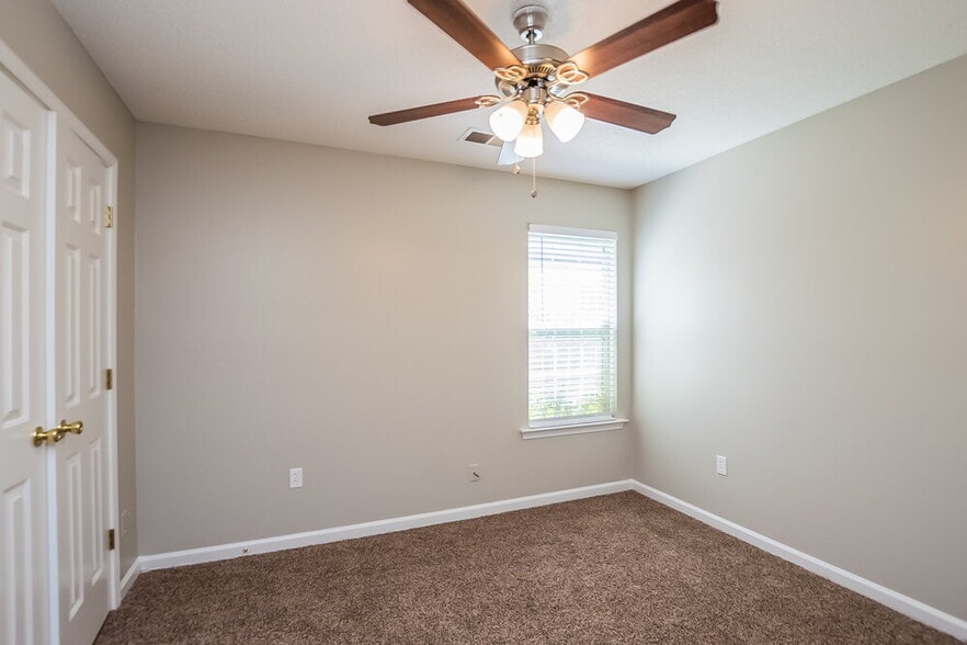 Building Photo - 10909 Lexington Dr