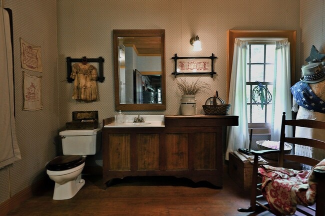 Building Photo - Custom- Built, Log Home in Martin, TN! (WEEKLY RENTAL ONLY)