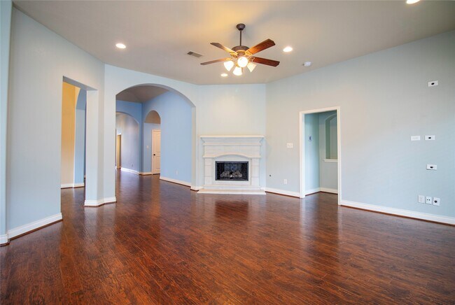 Building Photo - 2019 Sunset Springs Dr