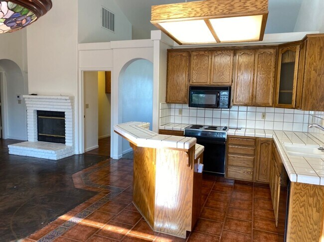 Building Photo - Single story located on a court!