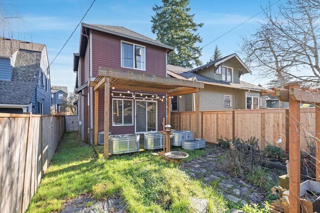 Building Photo - Beautiful 3-bdrm/2.5-bath contemporary craft home w/ lots of character. A/C, fireplace, fenced ba...