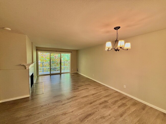 Building Photo - Beautiful Modern Condo in Mill Creek