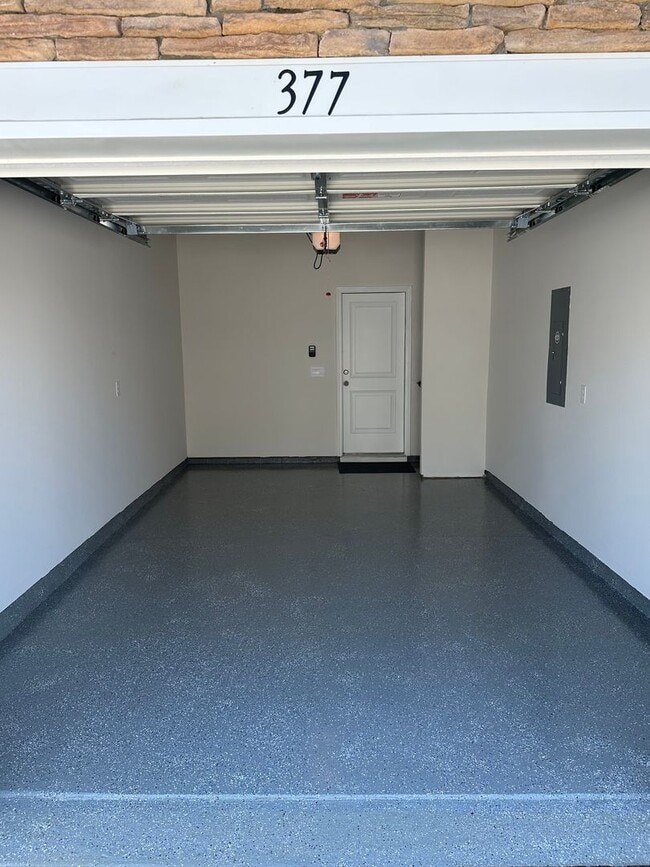 Building Photo - 377 Creekview Rd