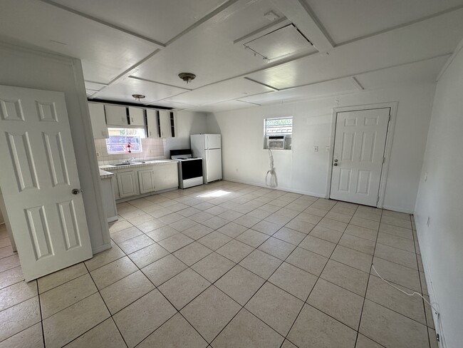 Building Photo - 517 Poinsettia Rd
