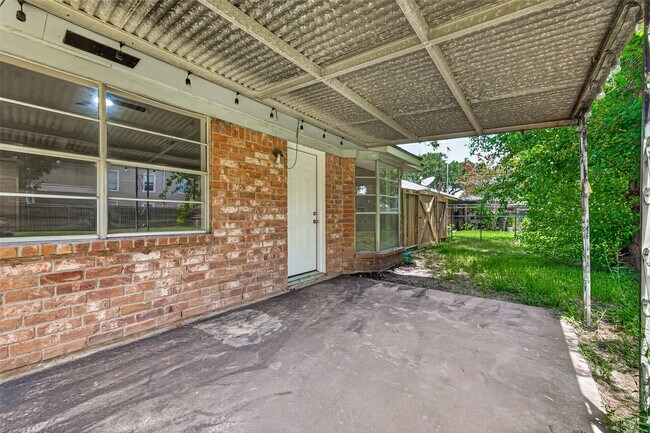 Building Photo - 2013 Long Dr