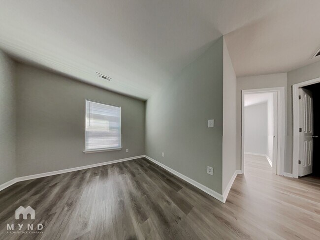 Building Photo - 1910 Sunset Village Dr