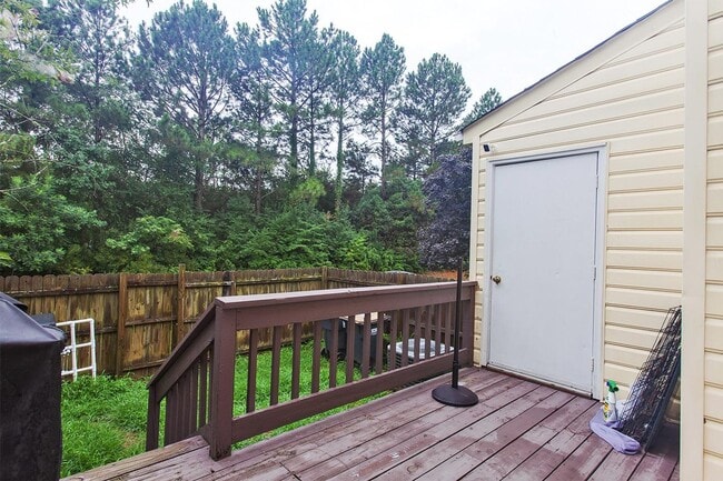 Building Photo - Spacious Williamsburg Townhome with Modern...