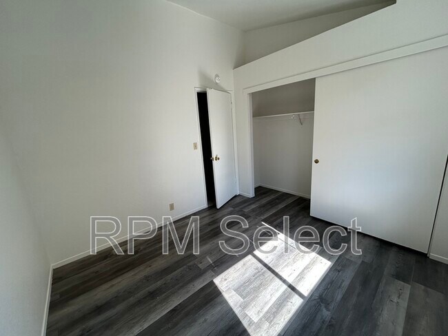 Building Photo - 4956 Villa Royale Way
