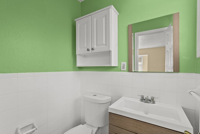 Building Photo - Great 3 Bedroom close to the Beach!