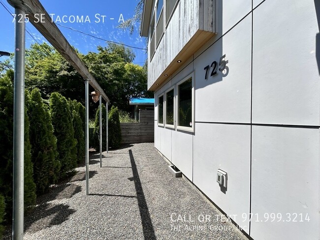 Building Photo - 725 SE Tacoma St