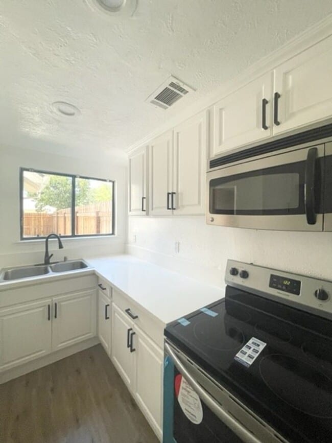 Building Photo - Darling Elk Grove Halfplex!