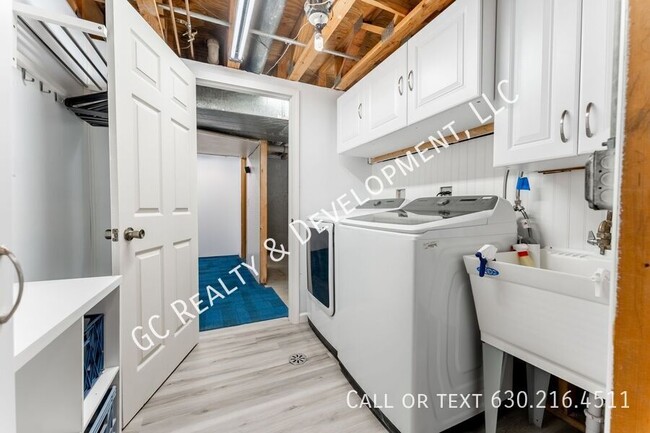 Building Photo - *** TWO WEEKS FREE RENT! 2600 SQ FT / 2 WE...