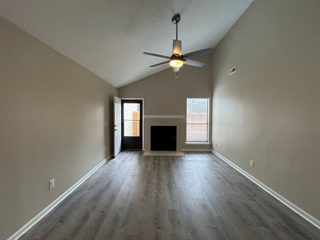 Building Photo - 923 E Estates Blvd
