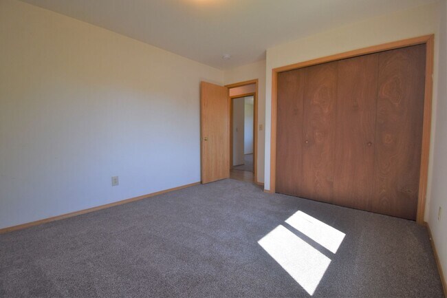 Building Photo - 3BD, 1BA Top Floor Unit