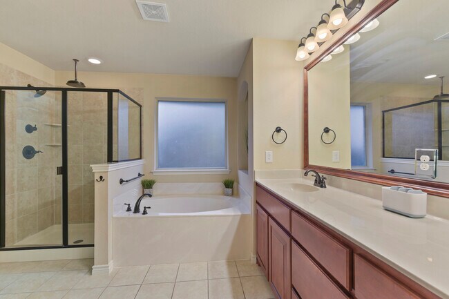Master Bath - 6004 Paddlefish Dr