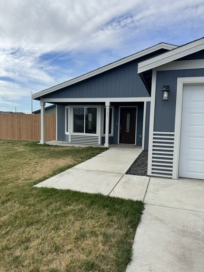 Building Photo - Open Concept Living