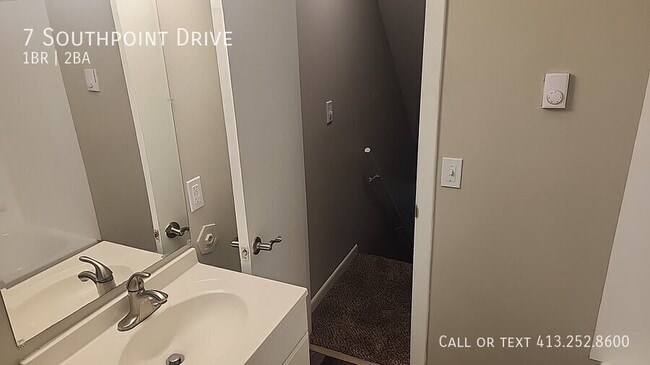 Building Photo - 7 Southpoint Dr