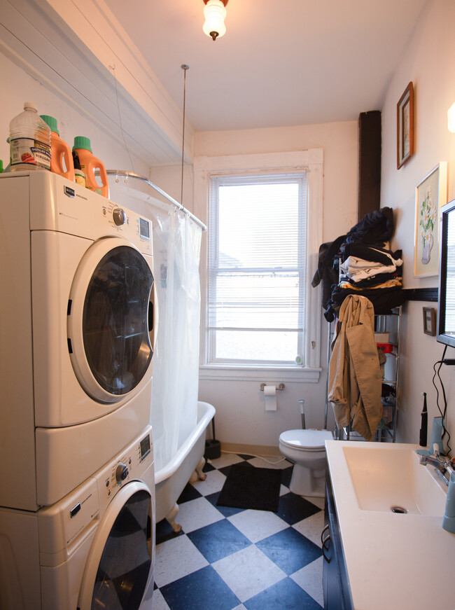 Bathroom w/ Washer Dryer - 705 N 27th St