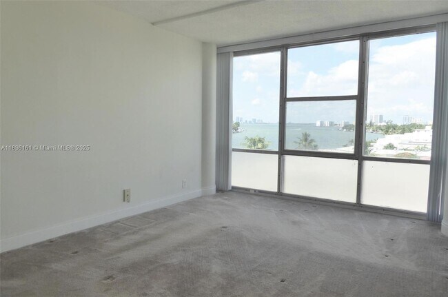 Building Photo - 900 Bay Dr