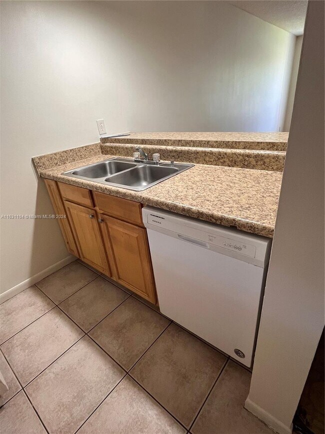 Building Photo - 10143 Twin Lakes Dr