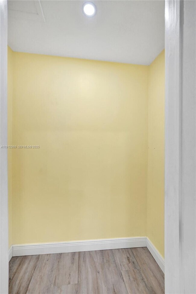 Building Photo - 720 SE 15th St