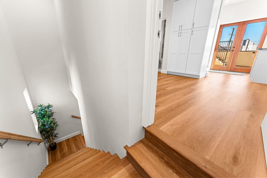 Building Photo - 2430 E 7th St